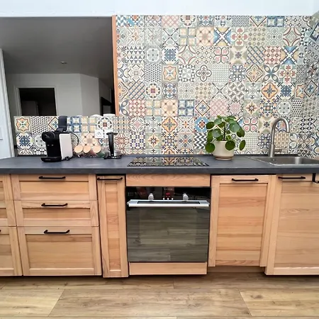 6 Guests, Spacious, Free Parking